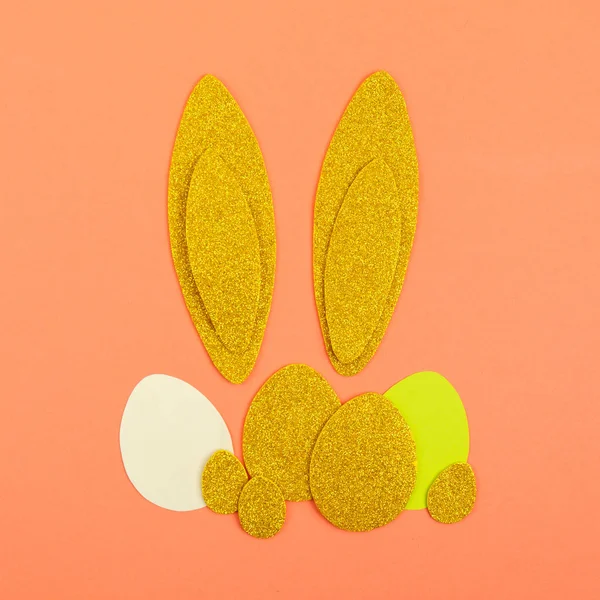 Couleur des œufs et des oreilles de lapin sur fond de couleur — Photo
