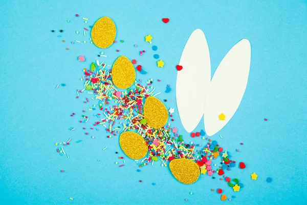 Kolorowe jaja i króliczek uszy na kolorowym tle — Zdjęcie stockowe