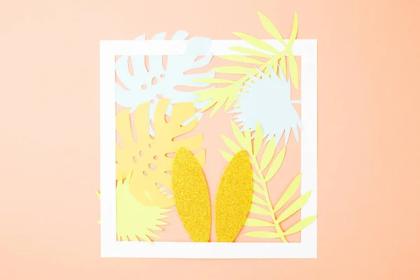 Feuilles de palmier couleur avec cadre blanc — Photo