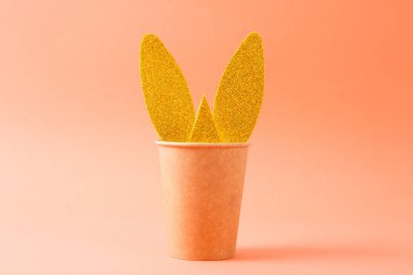 Tek kullanımlık fincan ile Yaratıcı tavşan