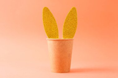 Tek kullanımlık fincan ile Yaratıcı tavşan