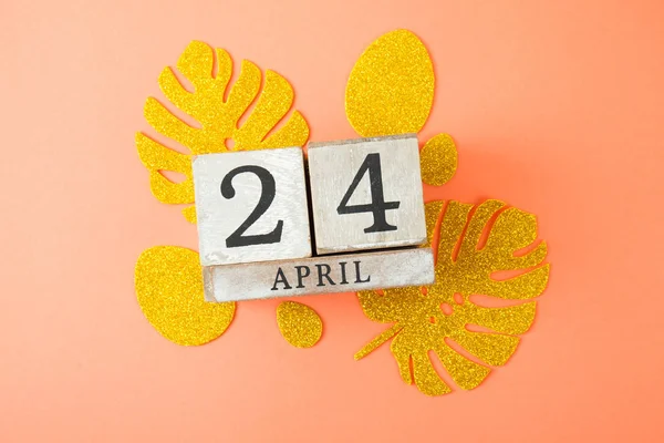 日付 24 4 月のカレンダー キューブ — ストック写真