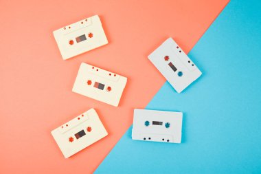 renkli arka planda retro ses kaseti