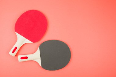 Pin-pong kauçukve bir top