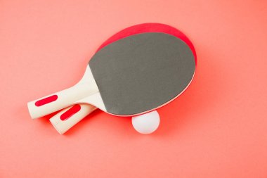 Pin-pong kauçukve bir top