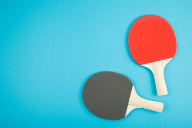 Pin-pong kauçukve bir top