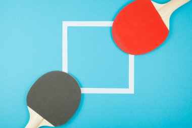 Pin-pong kauçukve bir top