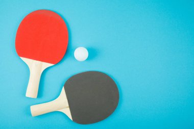 Pin-pong kauçukve bir top