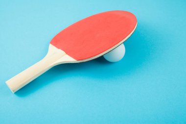 Pin-pong kauçukve bir top