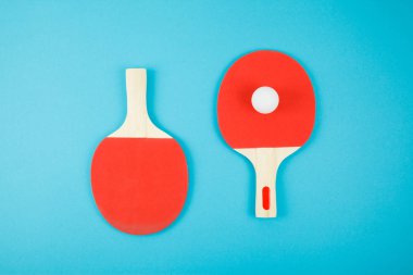 Pin-pong kauçukve bir top