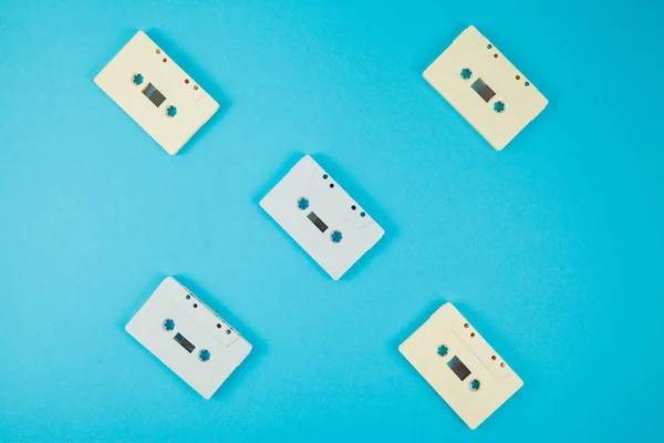 Retro audio cassette tape op kleur achtergrond — Stockfoto