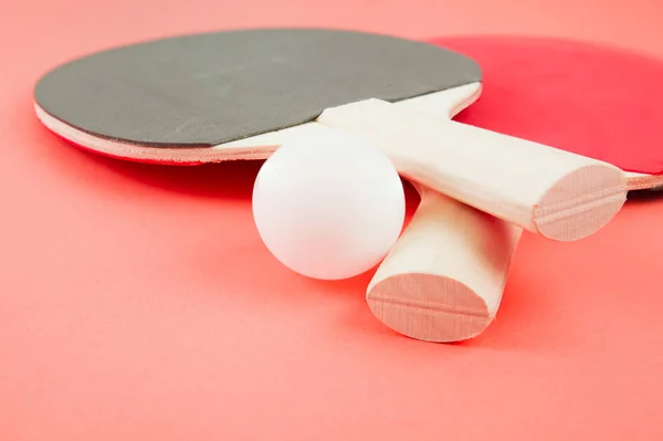 Pin-pong gomas y una bola — Foto de Stock