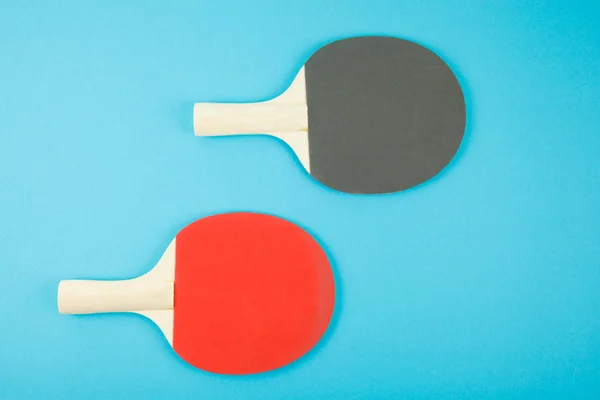 Pin-pong gomas y una bola — Foto de Stock