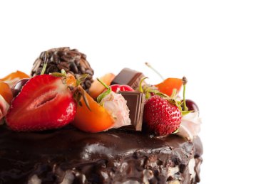 beyaz izole lezzetli çikolatalı kek