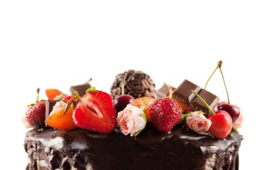 beyaz izole lezzetli çikolatalı kek