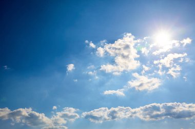 Mavi gökyüzünde bulutlar hava