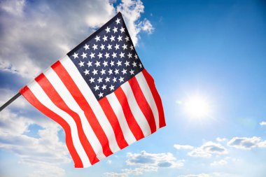 Mavi gökyüzünde bulutlar hava