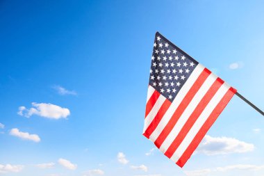 Mavi gökyüzünde bulutlar hava