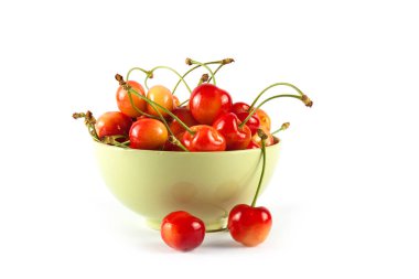 beyaz arkaplanda kiraz.