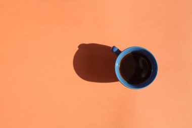 Renkli arka planda kahve fincanı