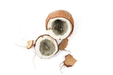 Beyaz arka planda kötü hindistan cevizi