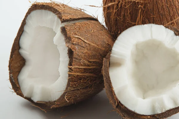 Noix de coco fraîche sur fond blanc — Photo