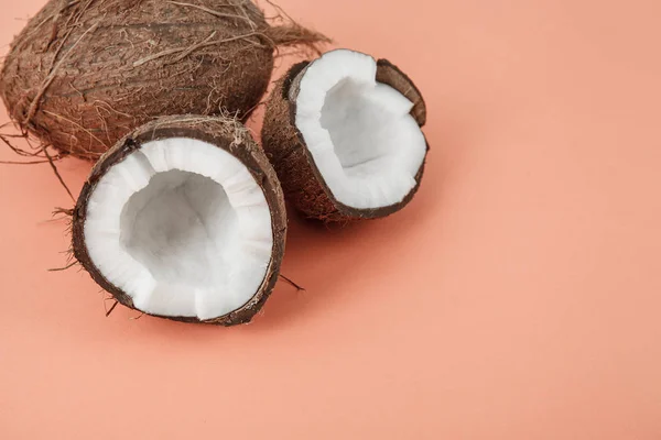 Cocco fresco su fondo corallo — Foto Stock