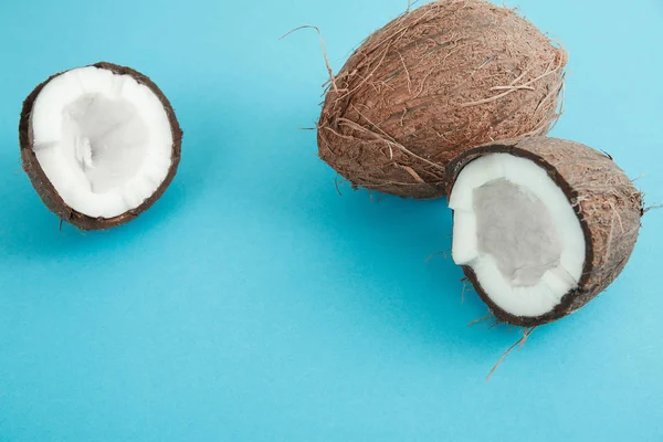 Świeży orzech kokosowy na niebieskim tle — Zdjęcie stockowe