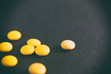 Siyah arka plan üzerine hap yakın çekim