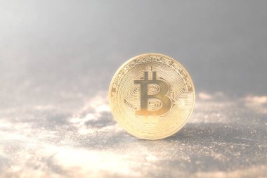 Siyah zemin üzerine altın Bitcoin