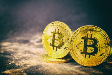 Siyah zemin üzerine altın Bitcoin