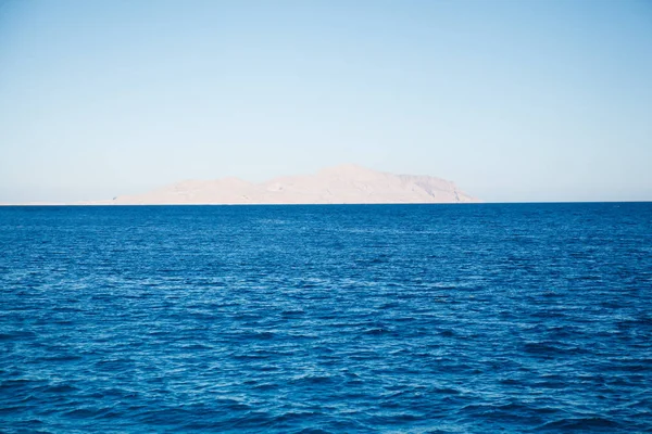 Röda havet och ön Tiran i Egypten. — Stockfoto