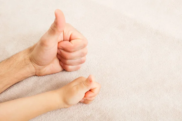 Abgeschnittenes Bild von Vater und Sohn, die Fäuste berühren — Stockfoto