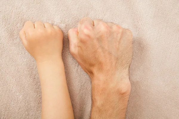 Imagem recortada de pai e filho tocando punhos — Fotografia de Stock