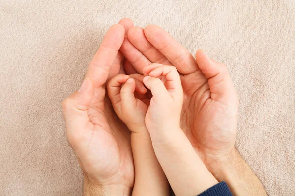 Hände von Erwachsenen und Kindern mit rotem Herz — Stockfoto