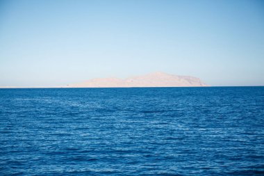 Kırmızı mavi deniz ve açık mavi gökyüzü