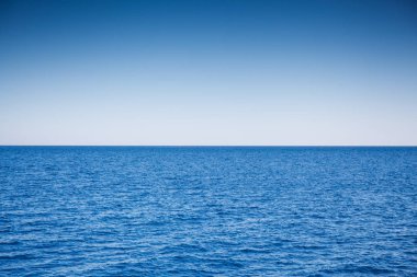 Kırmızı mavi deniz ve açık mavi gökyüzü