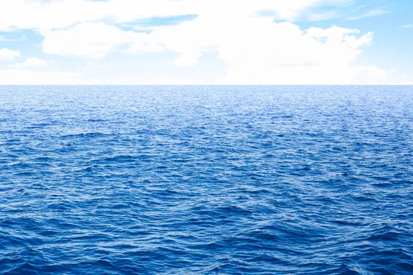赤い青い海と水の青い空 — ストック写真