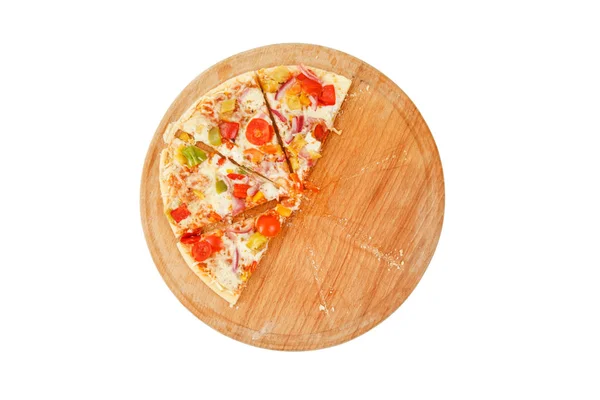 Świeża pizza z serem, izolowana na białym tle — Zdjęcie stockowe