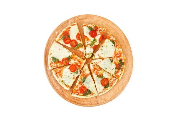 Świeża pizza z serem, izolowana na białym tle — Zdjęcie stockowe