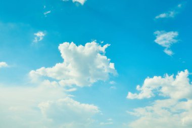 Bulutlu mavi gökyüzü