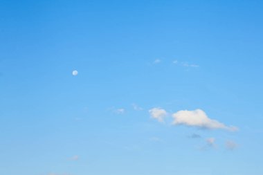 Bulutlu mavi gökyüzü