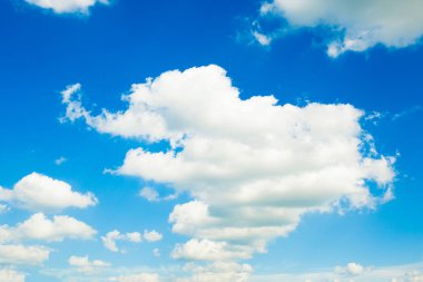 Bulutlu mavi gökyüzü