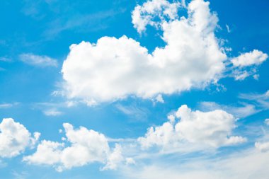 Bulutlu mavi gökyüzü