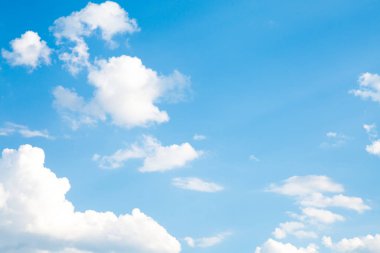 Bulutlu mavi gökyüzü