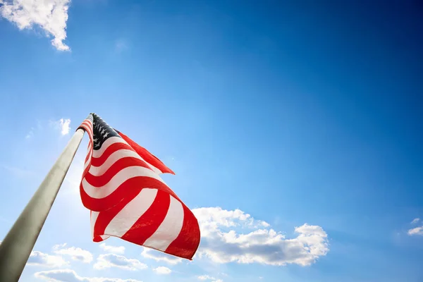 Amerikanische Flagge am blauen Himmel — Stockfoto