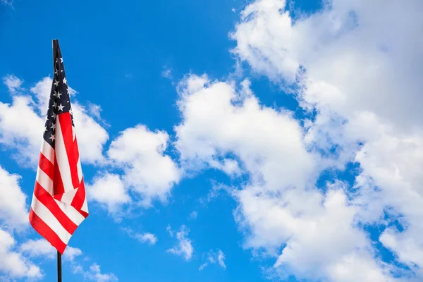 Amerikanische Flagge am blauen Himmel — Stockfoto