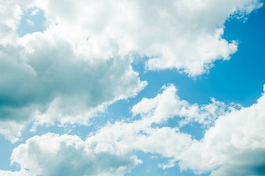 bulutlu mavi gökyüzü arkaplanı