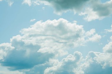 bulutlu mavi gökyüzü arkaplanı