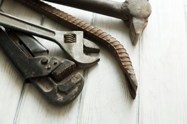 kopyalamak için alan ile ahşap arka plan üzerinde inşaat araçları